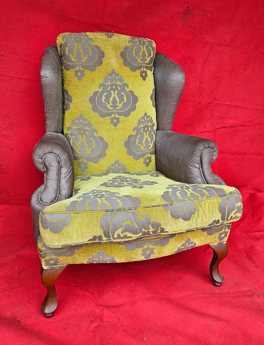 Armchair with armrests