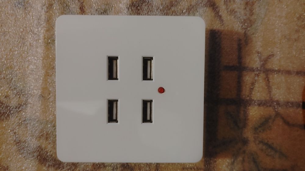 Розетка с  двумя и четырьмя USB