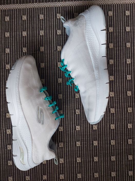 Продам кросівки Skechers ArchFit