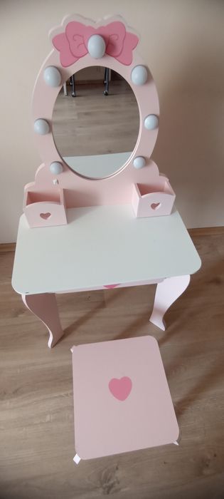 Biurko dla diwczynki.  Nowe