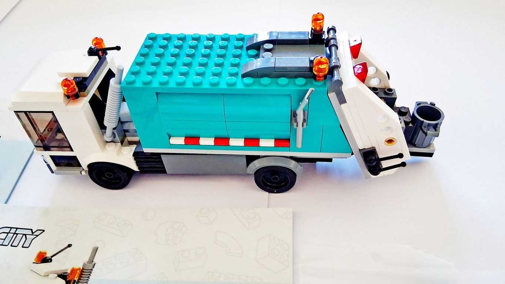 Lego City 60386 Recycling Truck em peças novas montado
