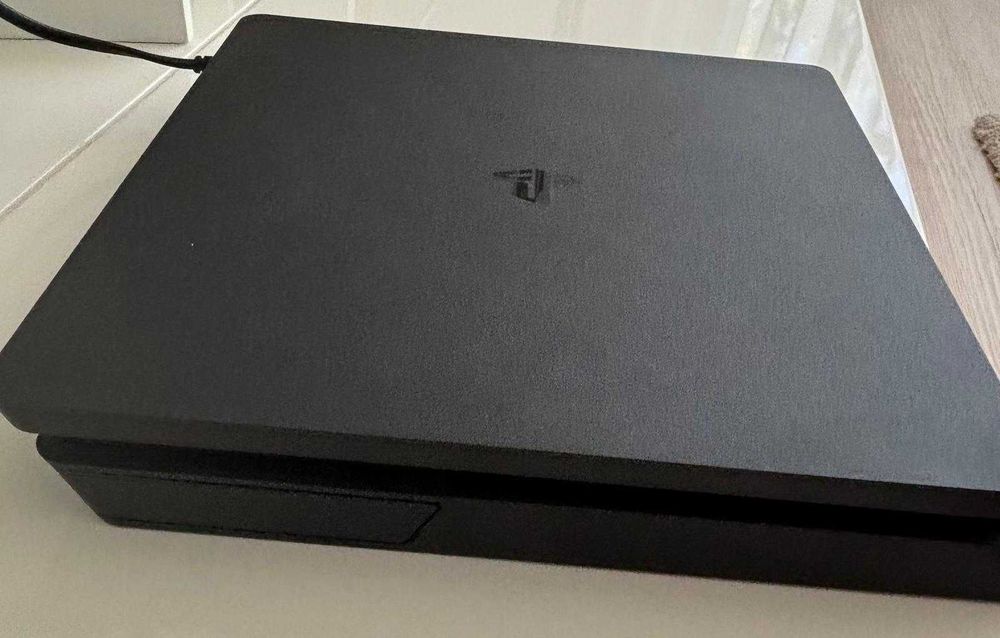 PS4 SLIM 500GB+ 2 comandos originais +jogos
