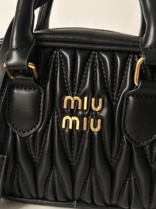 Mala MIU MIU. Compacta, porém funcional, é ideal para o dia a dia………..