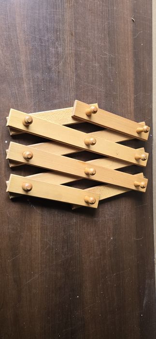 Wieszak ścienny drewniany regulowany