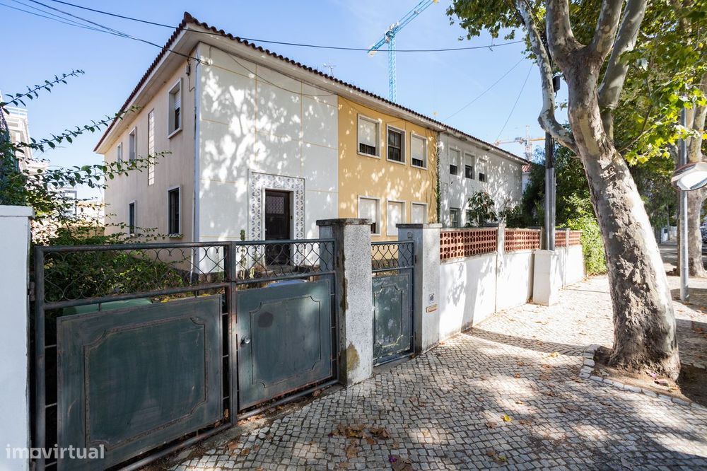 Moradia Geminada com 330 m², 11 Quartos e Grande Potencial de Renovaçã