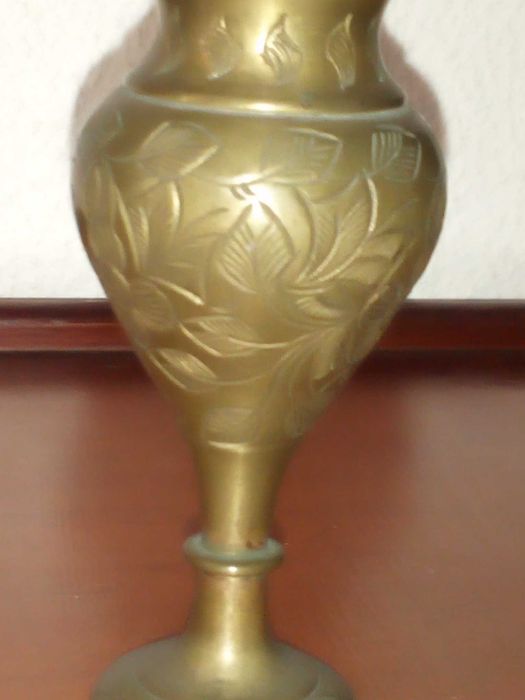 Mini jarra em latão, gravada com motivos florais, usada