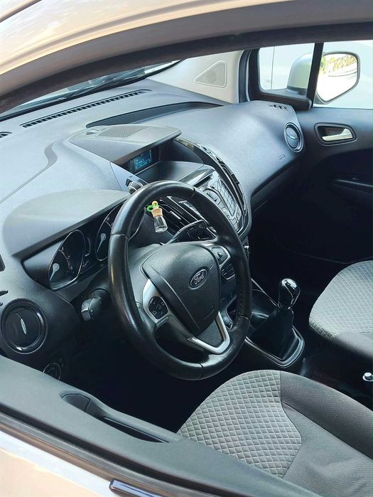 Carrinha Ford Tourneo Courier 1.0 EcoBoost Titanium