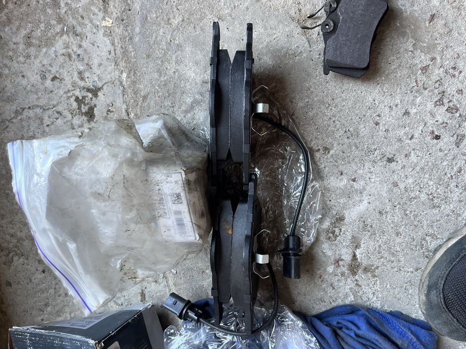 запчастини на пасат б5+ передні гальмівні колодки;свічки розжарювання