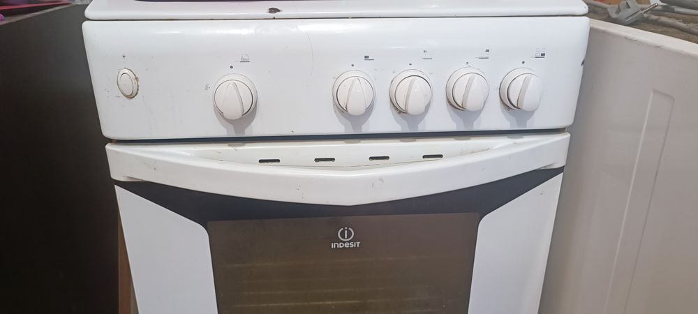 Kuchenka Indesit biała