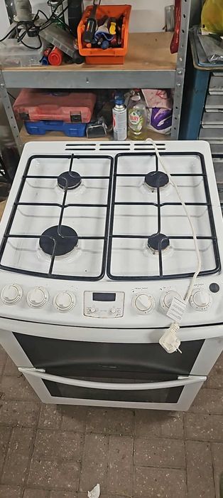 Kuchenka gazowa z elektrycznym piekarnikiem