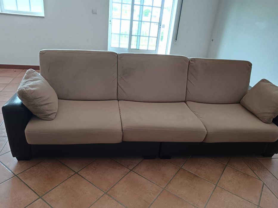 Sofá e puffs castanho/bege