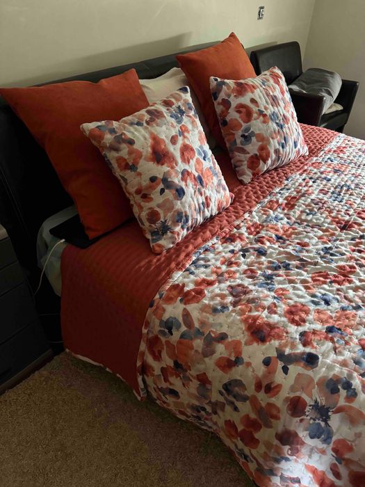 Cama casal revestida a couro natural com mesinha apoio oferta