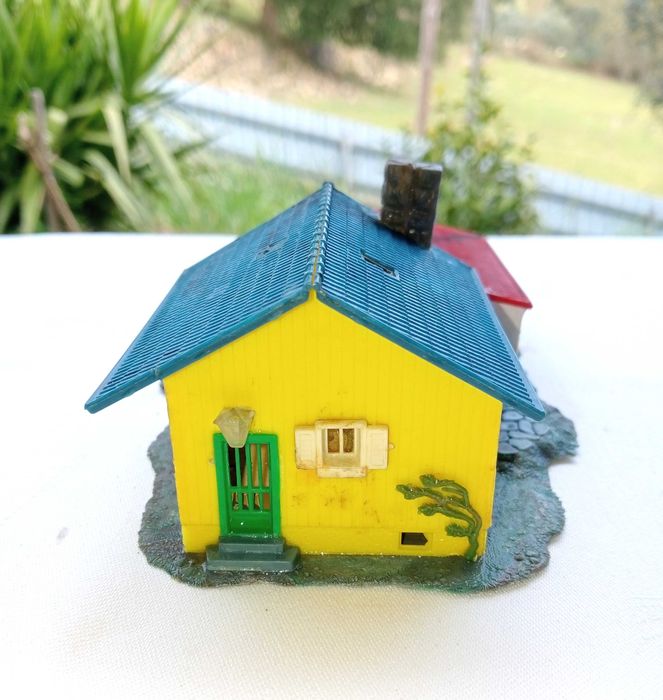 VIVENDA com garagem e carro