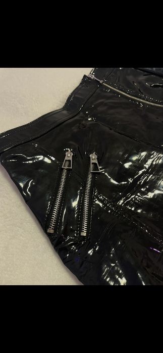 Лакова міні спідниця
