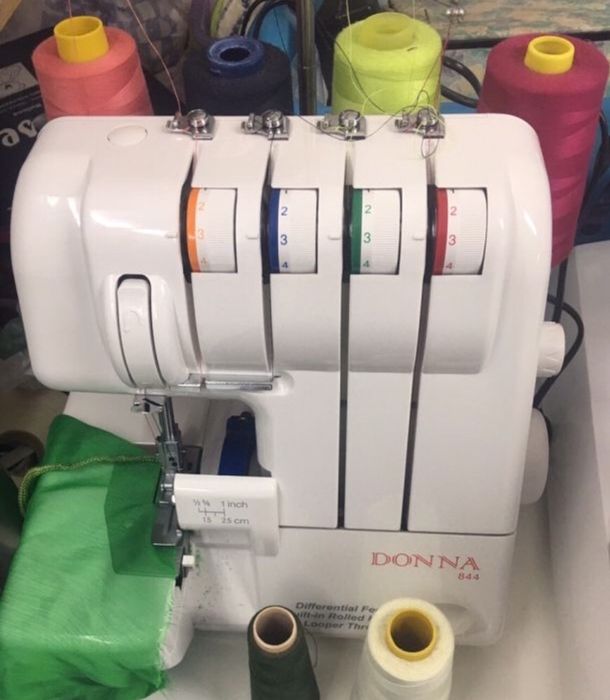 Máquina Cose e Corte Nova