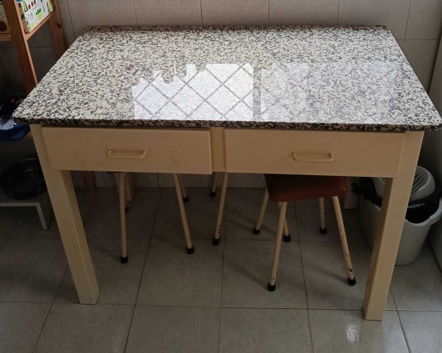 Mesa de cozinha com tampo de mármore