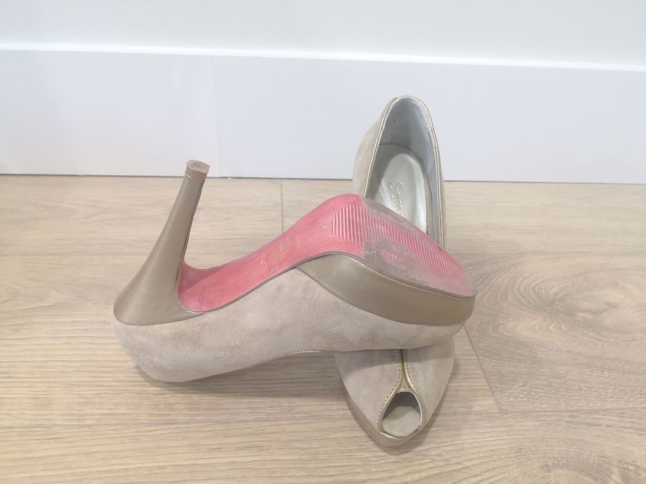 Stilletos de camurça beje com sola rosa da Samelli