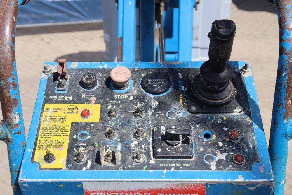 Plataforma elevatória articulada elétrica Genie Z-30-N de 11,14 m