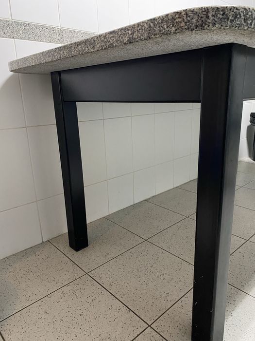 Mesa de cozinha com tampo em pedra mármore