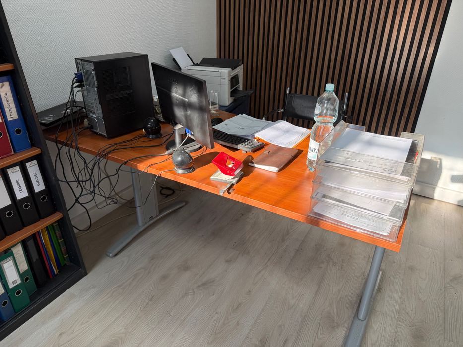 Komplet mebli biurowych