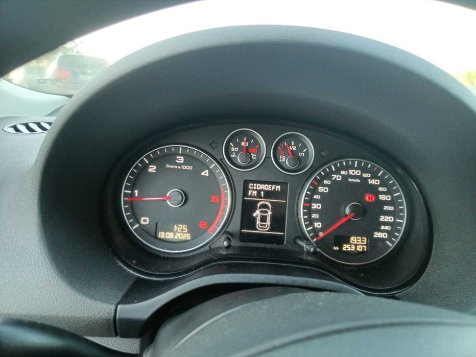 AUDI A3 Hatchback (8P1) 1.6 TDI Diesel 105 cv / 77 kW 2010 foto 3