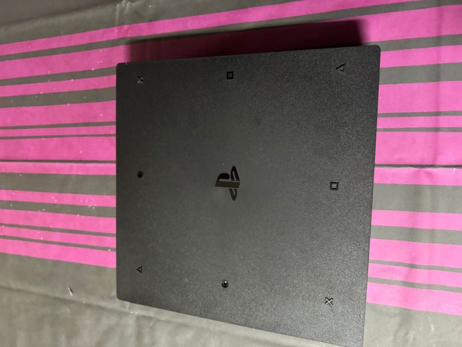 PS4 Pro 1TB ótimas condições + GTA V + Red Dead Redemption 2