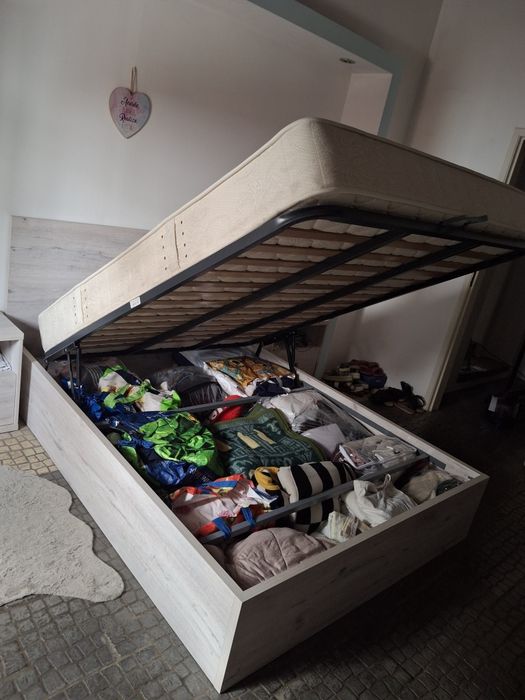 Cama de casal com arrumação
