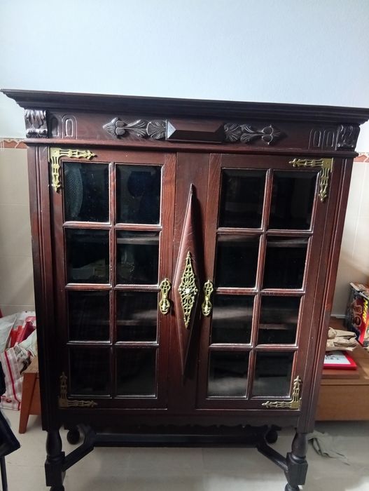 Louceiro antigo com portas em vidro