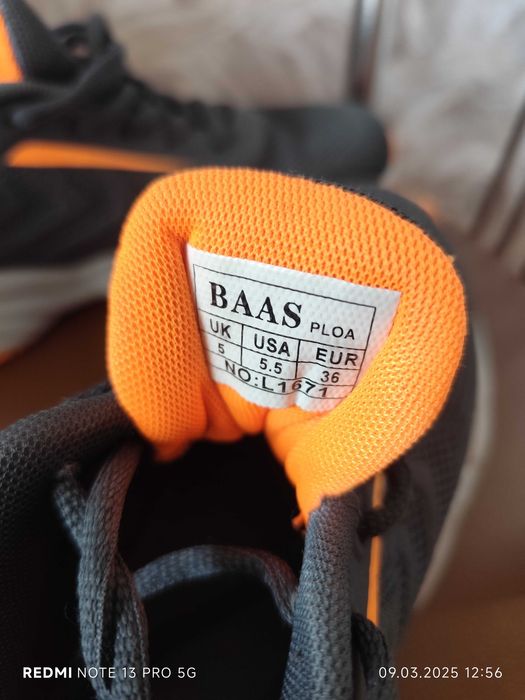 Кросівки в ідеальному стані