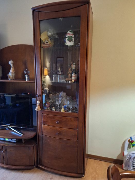 Mobília sala com aparador e mesa com cadeiras