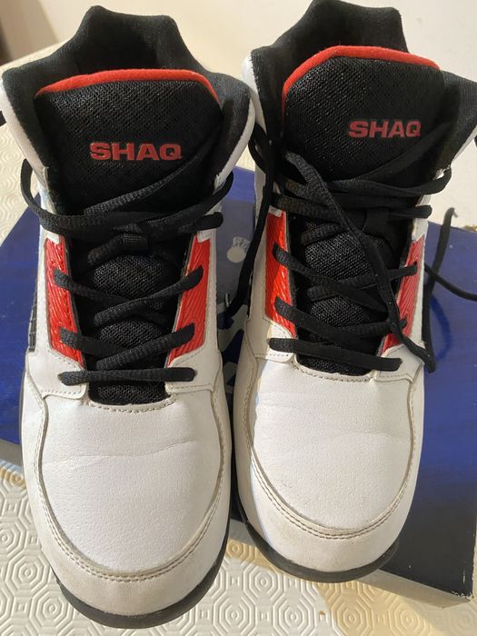 Sapatilhas shaq brancas, vermelhas e pretas
