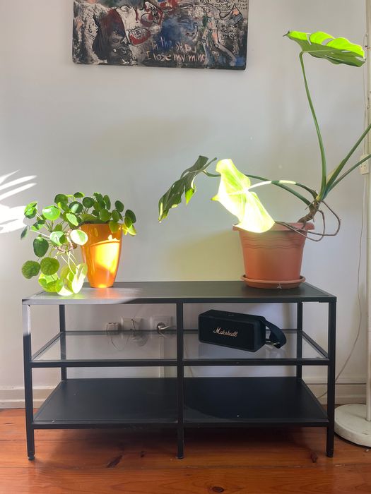 Móvel de sala de estar, com prateleira em metal preto e vidro