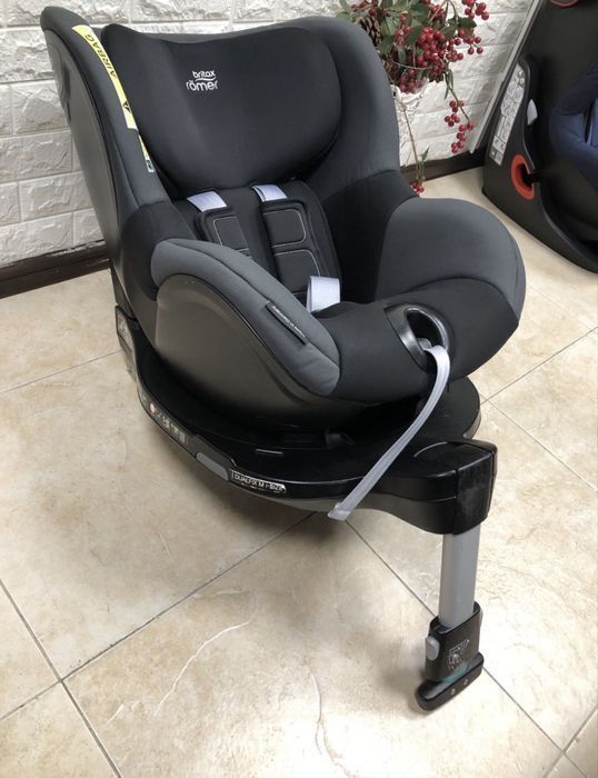 Автокрісло Britax Römer DUALFIX M i-SIZE Група 0+/1 (0-18 кг) 360