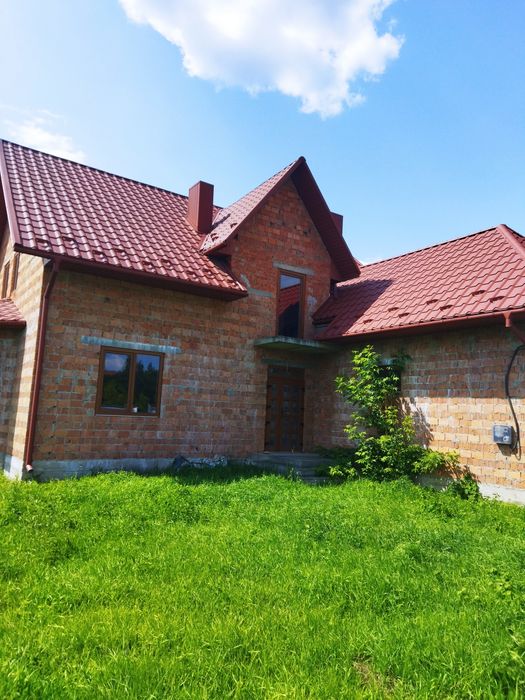 Продам дом з невеликим озером