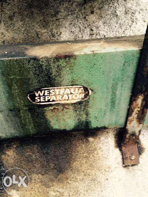 Máquina de ordenha com frascos e equipamento