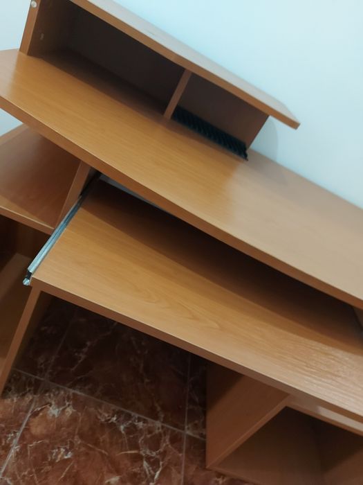 Secretária com espaço de arrumação