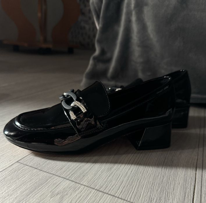 Лакові лофери 37 розміру