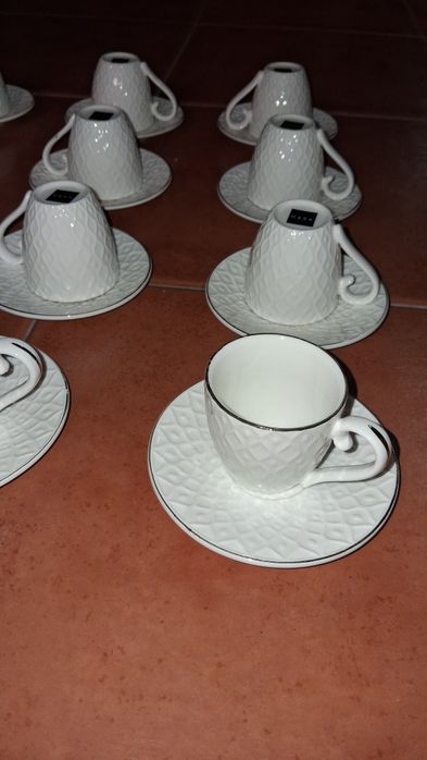 Conjunto de 12  chavenas de café e pires