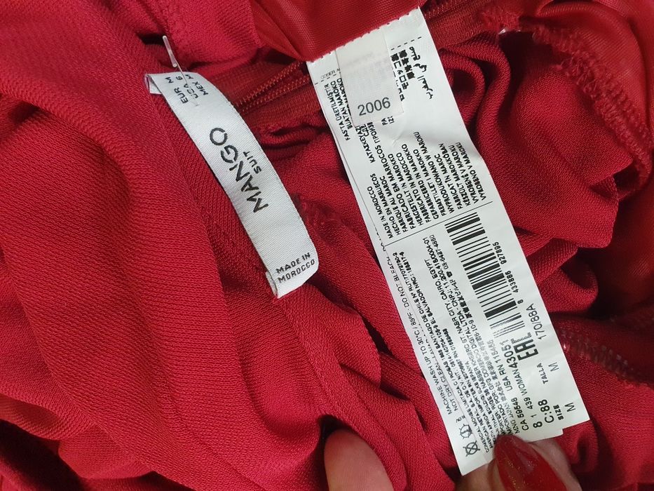 Piękna suknia draperia Mango