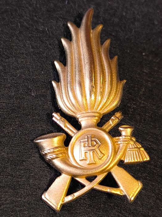 Insígnia de boné dourada para oficiais  Italianos, com design de chama e motivos militares.