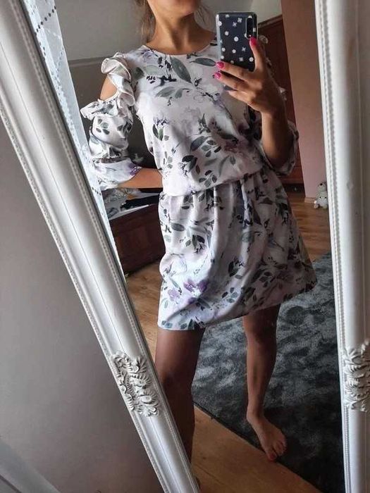 Sukienka w kwiaty z odkrytymi ramionami S-M