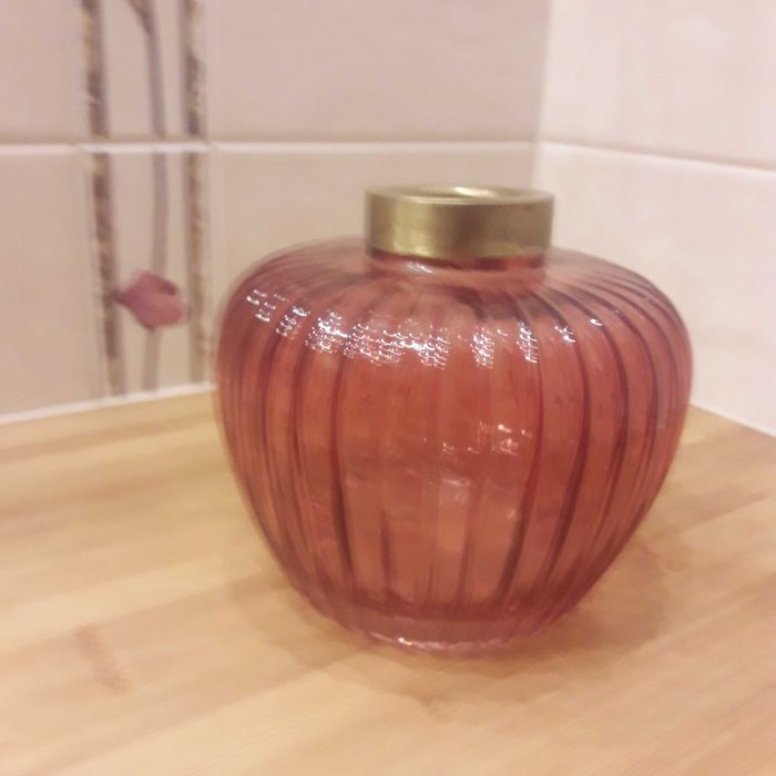 Wazon z różowego szkła z metalową objemką w kolorze starego złota