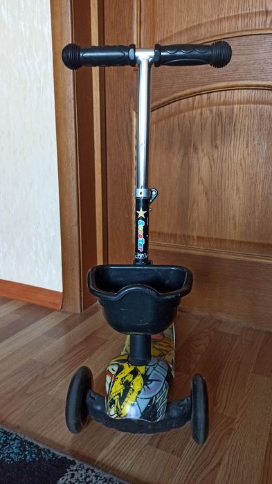 Дитячий самокат з батьківською ручкою