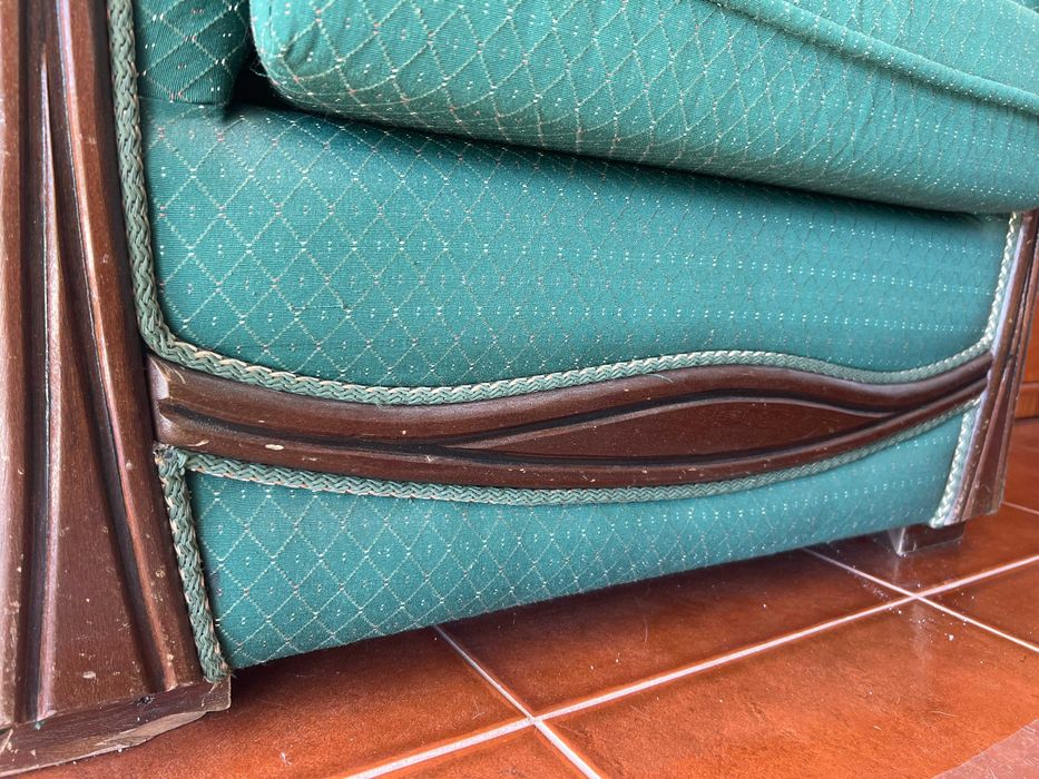 Poltrona / Sofá Vintage em Tecido Verde com Detalhes em Madeira Escura