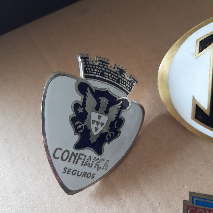 Para venda placas de seguros de carros antigos raras em bom estado.