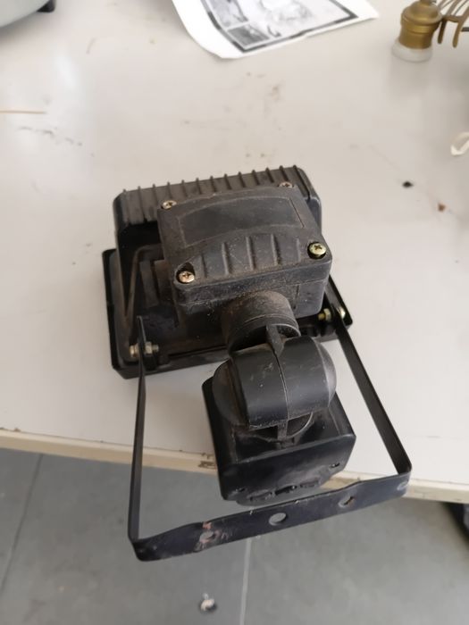 Projector de halogéneo  400w com sensor  de movimento  PIR  distancia  12 mtr