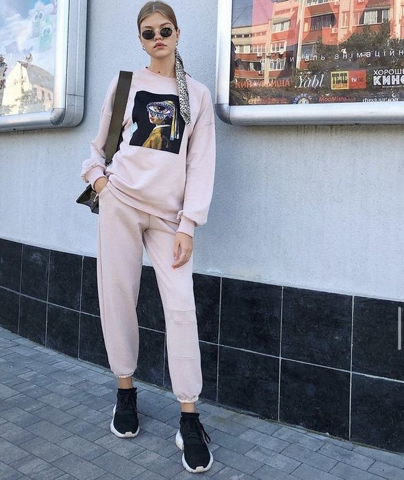 Нюдові джогери украінського бренду Booriva з атласними манжетами