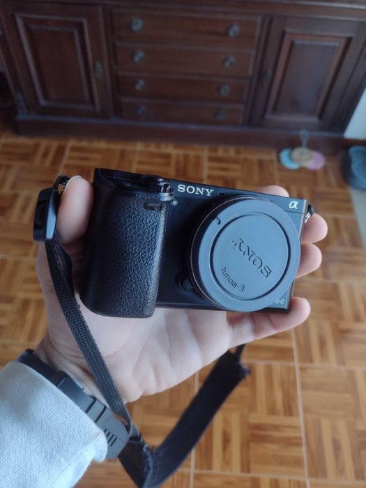 Sony A6000 –  Bom Estado – Corpo + Cartao de memoria + Bateria