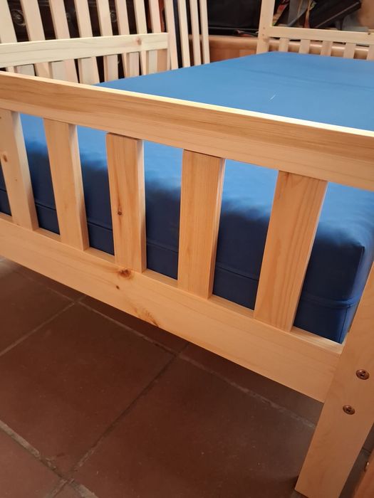 Cama de solteiro em madeira