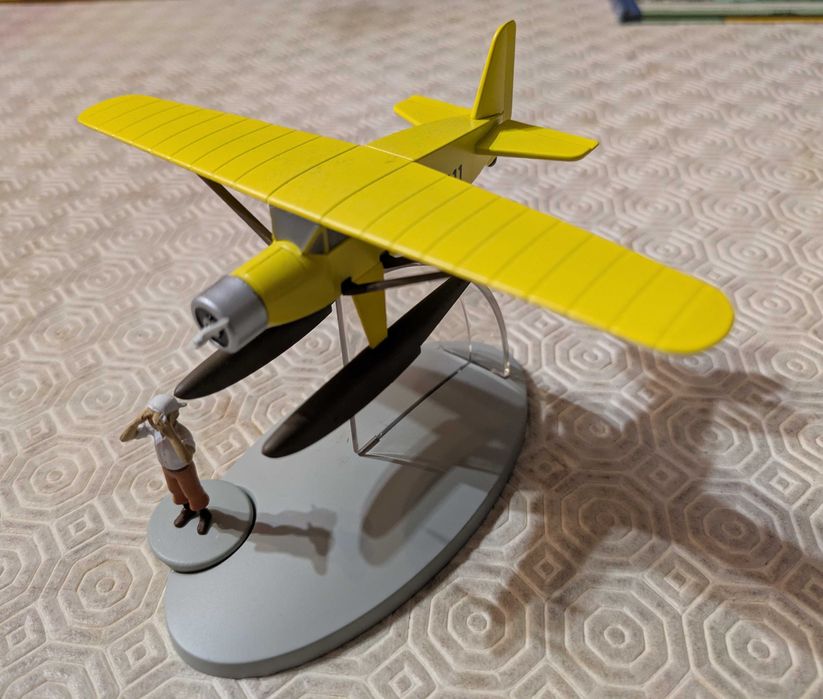 En Avion Tintin 1- L Hydravion Jaune du Crabe aux Pince D Or